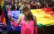 Jóvenes participan en la marcha del orgullo LGTBI hoy en La Paz (Bolivia).