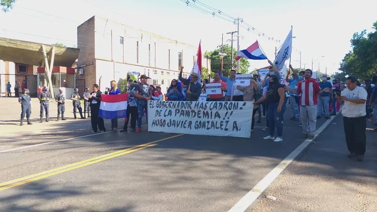 Los manifestantes cierran de manera intermitente la ruta Areguá-Capiatá frente la sede de la Gobernación Central.