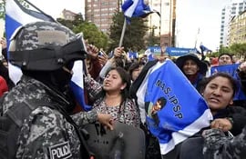 Partidarios del presidente boliviano Evo Morales protestan frente al tribunal electoral en La Paz, el lunes.