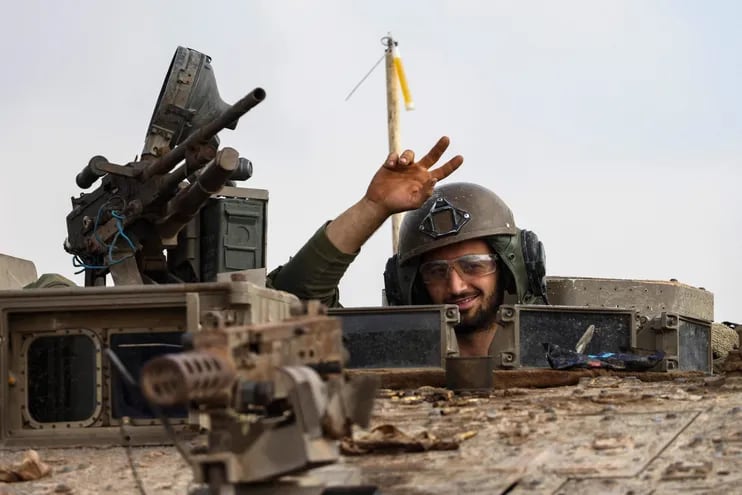 Un soldado israelí en la torreta de un tanque cerca de la frontera con la Franja de Gaza, el pasado lunes.