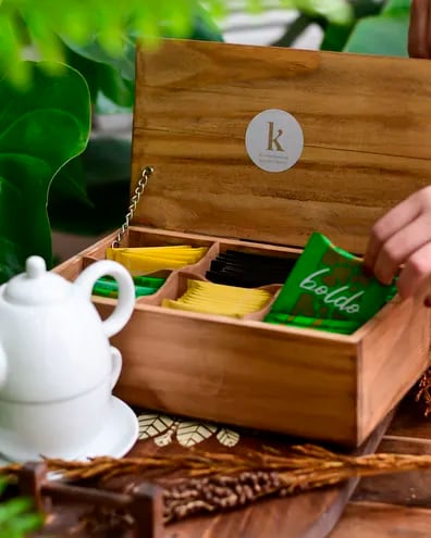 Kimbiri elabora cajas de té, cajas de especias, bandejas, porta condimentos, porta control a base de madera, todo muy rústico y original.