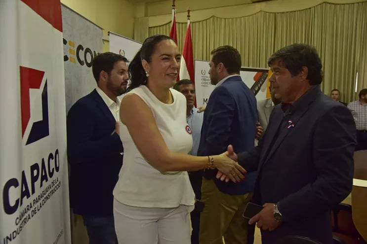 La ministra Claudia Centurión saluda al viceministro de Obras, Hugo Arce, tras la presentación del concurso de albañiles.