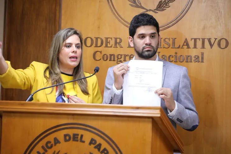 La senadora Kattya Gonzalez y el diputado Raul Benítez del Partido Encuentro Nacional (PEN), presentando denuncias contra el Senador Hernán Rivas (ANR, HC).