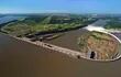 Vista aérea del complejo hidroeléctrico paraguayo/brasileño Itaipú. en el medio el excanal de desvío.