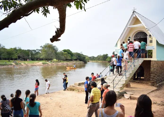 Santuario de la Virgen del Paso a orillas del río Tebicuarymí, en Itapé, departamento del Guairá, Paraguay.