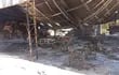 Restos de vehículo y piezas de maquinaria destruida en el ataque a la estancia "Don Medina", en Concepción.