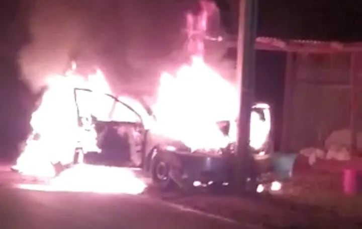 El automóvil fue totalmente consumida por las llamas.