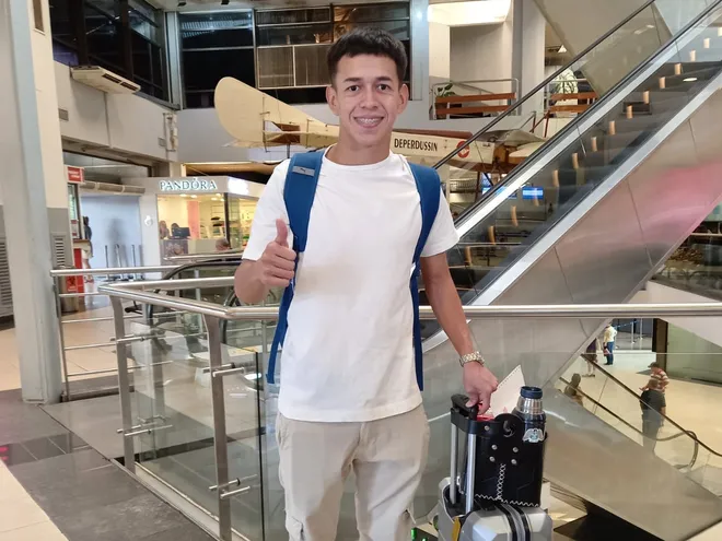 El futbolista paraguayo Matías Segovia en el aeropuerto internacional Silvio Pettirossi de la ciudad de Luque antes del viaje a Río de Janeiro, Brasil.