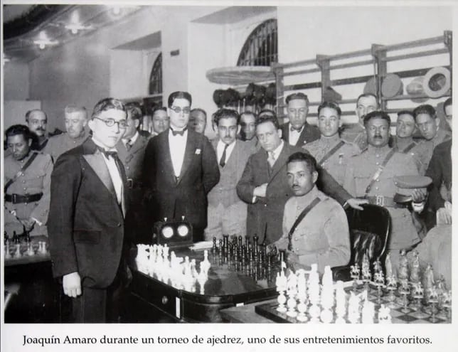 Simultáneas de Carlos Torre ante Joaquín Amaro Domínguez, Secretario de la Defensa y otros militares mexicanos, años 20 (Revista Gladiador).
