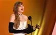 Taylor Swift acepta el premio Grammy al mejor álbum de pop vocal por "Midnights", el domingo en Los Ángeles.