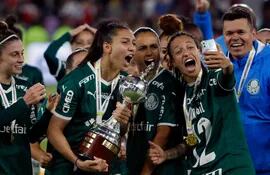 Bia Zaneratto, la "Emperatriz" de Palmeiras sostiene la copa y celebra con sus compañeras el título.