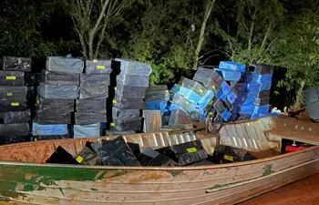 La lancha con la carga de cigarrillos de contrabando, en la costa del río Paraná, en Brasil.