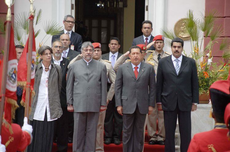El expresidente y actual senador Fernando Lugo aparece junto a Hugo Chávez y Nicolás Maduro (d).