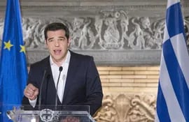 el-primer-ministro-griego-alexis-tsipras-durante-un-discurso-transmitido-a-su-nacion-despues-del-referendum-efe-225028000000-1348933.jpg