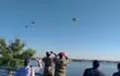 Paracaidistas aterrizan en aguas del río Paraguay, en la bahía de Asunción, este viernes.