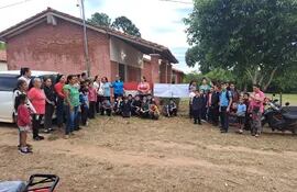 Padres de familia y alumnos se manifestaron para exigir rubro docente en escuela.