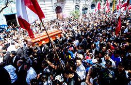 una-multitud-acompano-el-velorio-y-entierro-del-expresidente-peruano-alan-garcia-ayer-en-lima-el-exgobernante-se-quito-la-vida-en-la-manana-del-mier-192836000000-1824643.jpg