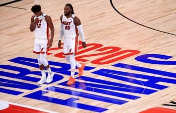 Jimmy Butler (i) en el triunfo de Miami Heat en la quinta final de la NBA 2019-2020.