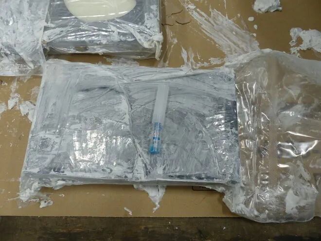 Cocaína encontrada en latas de metal. Iba en contenedores y fue descubierta en el puerto de Hamburgo. La información trascendió el miércoles pasado y el cargamento partió de Paraguay.