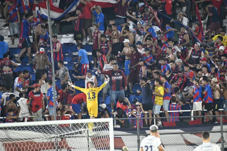 Los incidentes entre los barras de Cerro Porteño en la Gradería Norte durante el partido ante 2 de Mayo en el estadio Defensores del Chaco, en Asunción.