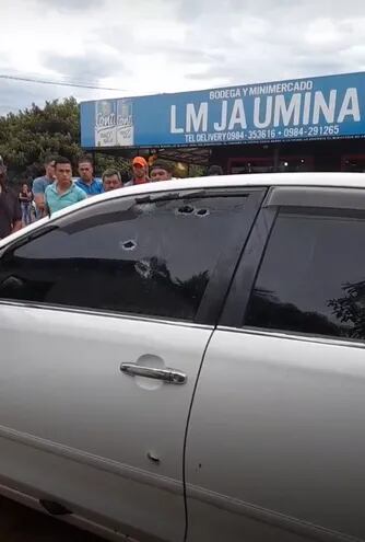 En la ventanilla del vehículo se observa parte de los disparos que hirió gravemente a un hombre atacado por sicarios en la tarde de este domingo.