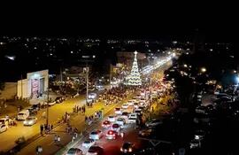 El encendido de luces del árbol de Navidad reunió a cientos de personas sobre la avenida Perú.