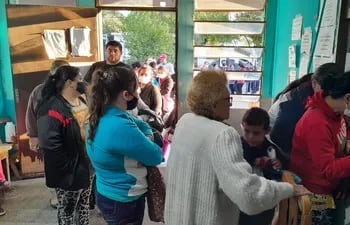 Pacientes del Centro de Salud de San Antonio se quejan del pésimo servicio. La fila de esta mañana llegó hasta la calle.