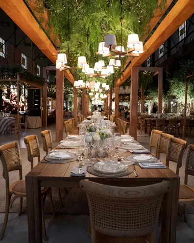 El servicio de mesa de la fiesta de 15 de la hija de Silvio "Beto" Ovelar. El estilo provenzal con flores, follaje y madera lavada y la iluminación con luces tenues predominó en el sector para los adultos.