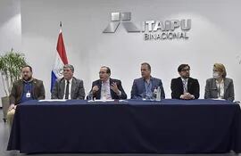 Manuel María Cáceres, director general paraguayo  Itaipú, en conferencia de prensa calificó de injusto otorgar US$ 940 millones a exobreros de contratistas, en conferencia de prensa. Lo acompañaron autoridades de la binacional.