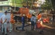 Los obreros en la reparación del alcantarillado, en la zona céntrica de Ciudad del Este.