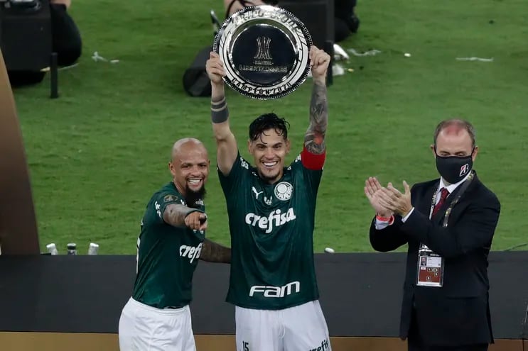 Felipe Melo (i) y Gustavo Gómez, cuando estaban capitanes del Palmeiras.