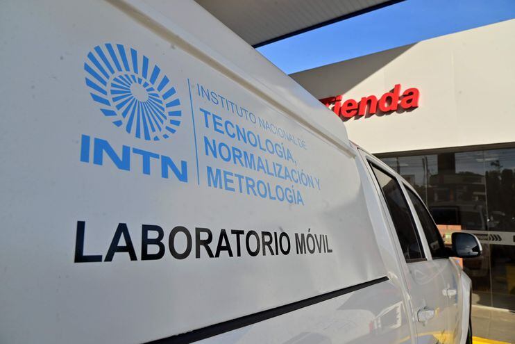 El INTN cuenta con laboratorio móvil para realizar las verificaciones en las estaciones de servicio.