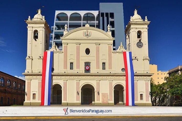 Imagen que se viralizó en redes, en la que sobresale en gris el edificio que la UC pretende construir, por sobre la histórica fachada de la Catedral Metropolitana de Asunción.