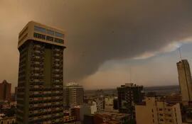 Nube negra producto del humo de los incendios cubrió Asunción.
