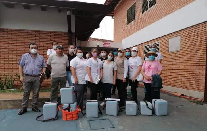 Funcionarios del Hospital Integrado de Ayolas salen a los barrios para inmunizar contra el coronavirus.