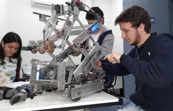 ucsa-cuenta-con-nuevos-laboratorios-entre-ellos-uno-de-robotica-para-competencias--201157000000-1739905.jpg