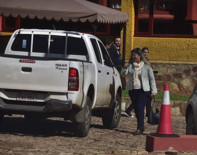 Fiscala Myriam Rodríguez, a la salida del colegio privado de Lambaré donde se denunció supuesto caso de abuso.