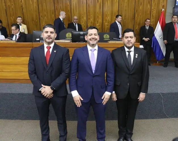 El intendente Óscar "Nenecho" Rodríguez, el presidente de Diputados Raúl Latorre y Julio "Bollo" González el día que juró como diputado por 30 días.