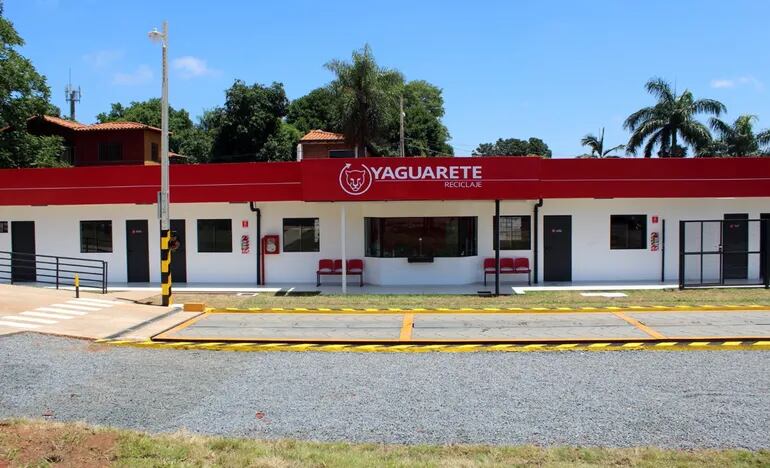 Acceso a la planta de Yaguarete Reciclaje recientemente remodelada, en una apuesta por mejorar el trabajo de la empresa.