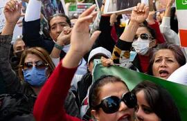 Manifestantes protestan frente al consulado de Irán en Estambul, Turquía.