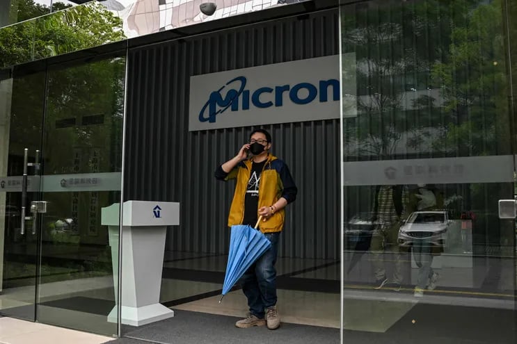 Edificio del mayor fabricante estadounidense de semiconductores Micron ubicado en Shanghai, China.  (AFP)