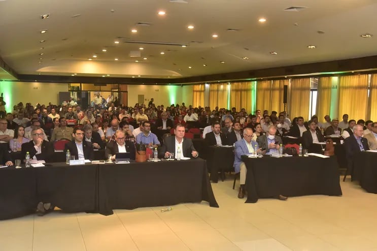 Vista general de los participantes del Conversatorio sobre el plan de erradicación de la fiebre aftosa, organizado por el Senacsa, en la Expo 2023.