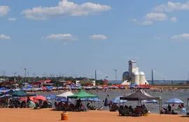 Gran cantidad de turistas llegó hasta la playa San José a disfrutar de una tarde de sol, a orillas del río Paraná.