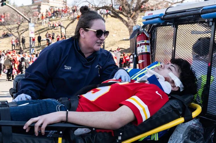 El tiroteo que dejó un muerto y más de veinte heridos durante el desfile por la victoria en el Super Bowl del equipo de los Chiefs en Estados Unidos se originó tras una “disputa entre varias personas”, dijo el jueves la jefa de la policía de Kansas City (Misuri, centro).