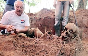Rogelio Goiburú examina restos humanos en la búsqueda de víctimas de la dictadura desaparecidas bajo el régimen que duró 35 años. Con la aparición de tres cráneos en Ciudad del Este, revive el fantasma de la  represión stronista.