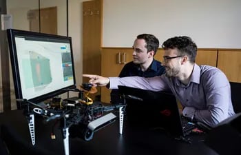 David Baûout y Adam Ferencz observan los resultados de una exploración de su nuevo dron inteligente.