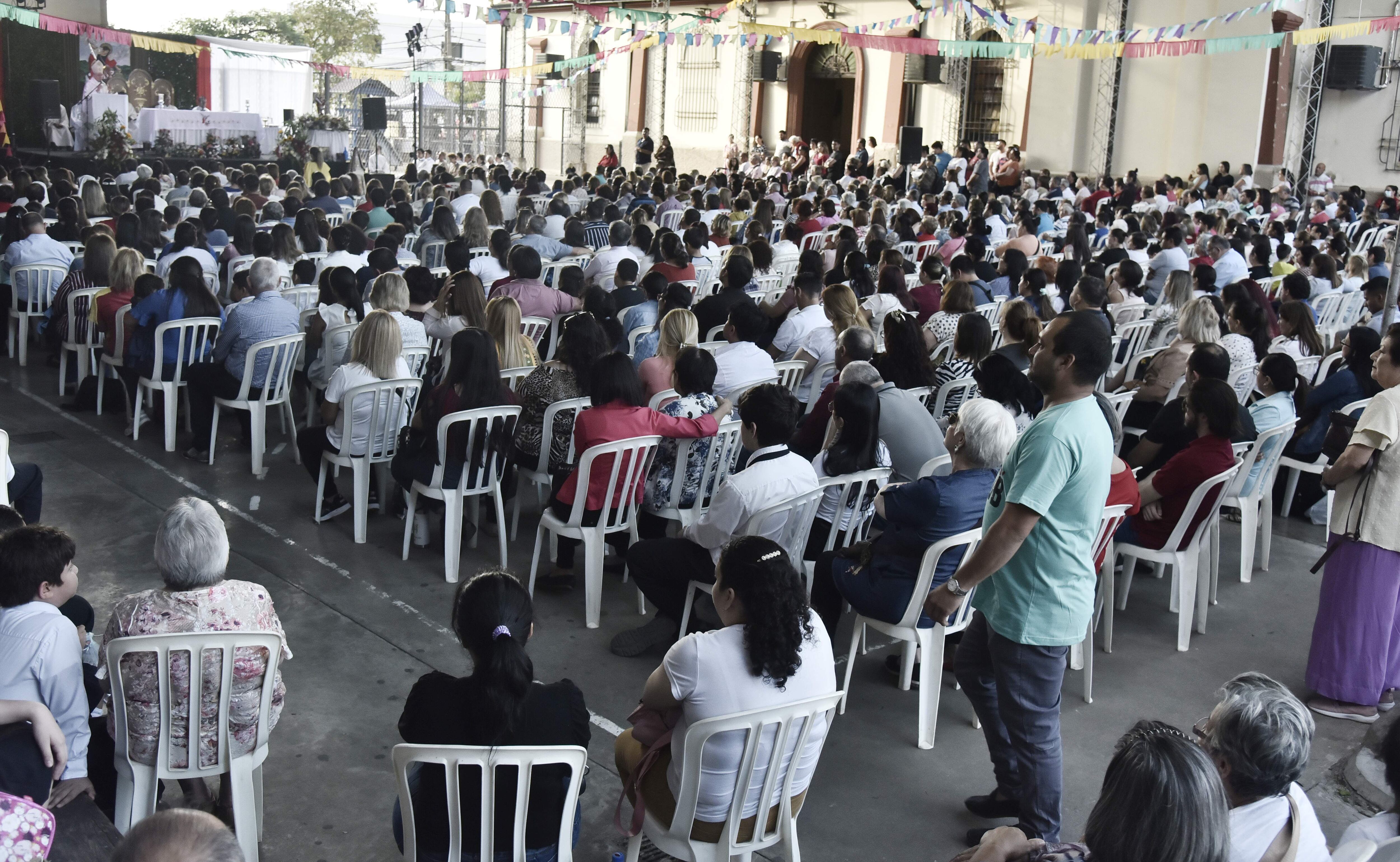 Miles de feligreses participaron de la festividad religiosa que se realizó en el patio del colegio parroquial San Miguel Arcángel, que está al costado del templo.