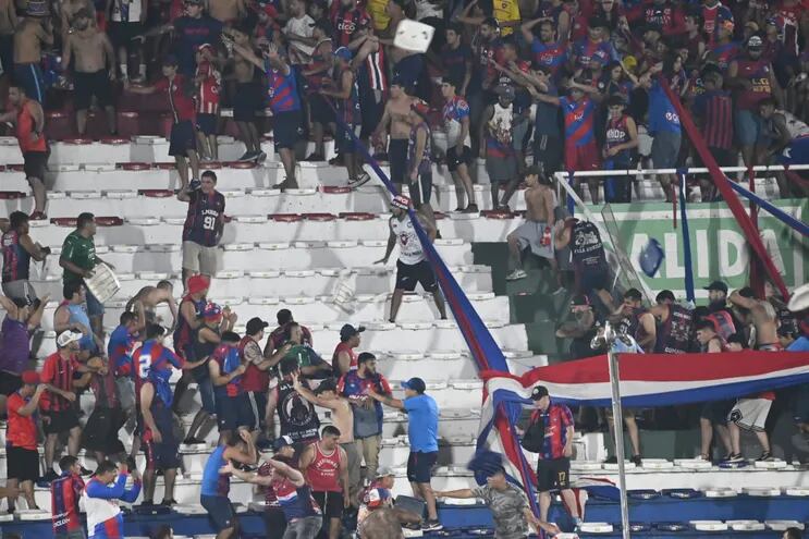 Los hinchas de Cerro Porteño se pelearon e hicieron suspender el partido en el Defensores