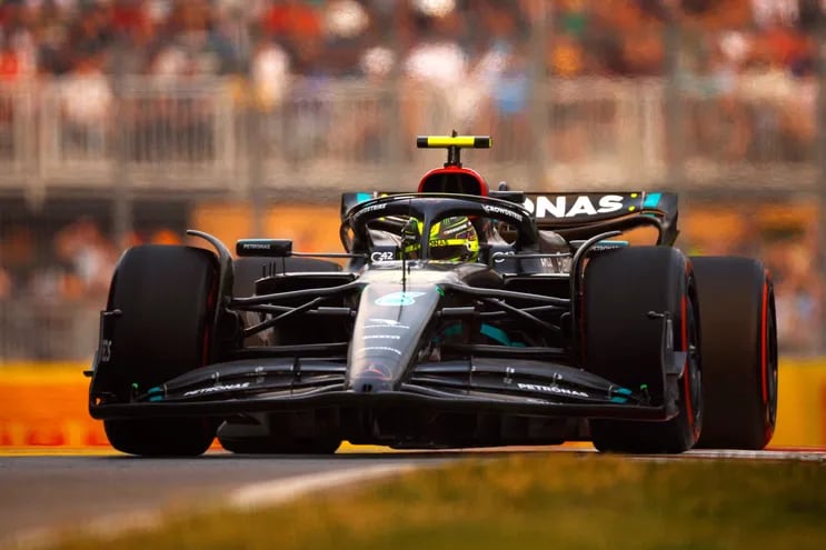 El múltiple campeón del mundo de la F1, el británico Lewis Hamilton, con su Mercedes durante las pruebas de ayer.