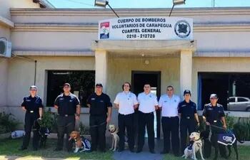 Los guías y adiestradores caninos del Cuerpo de Bomberos Voluntario de Carapeguá